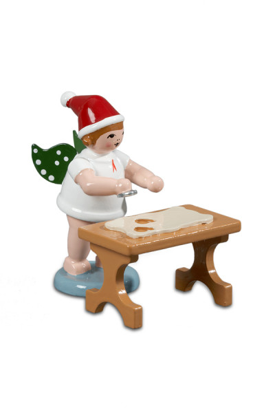 Ellmann - Weihnachtsengel mit Ausstechform am Tisch mit Mütze