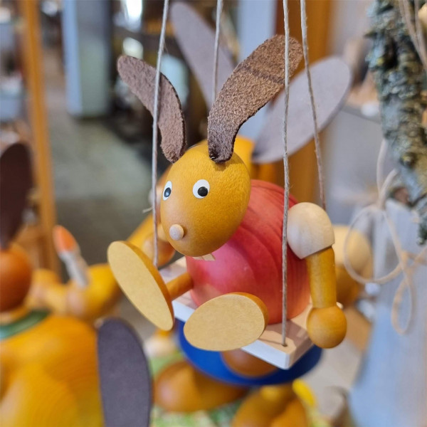 Drechslerei Martin - Hase auf Schaukel rot