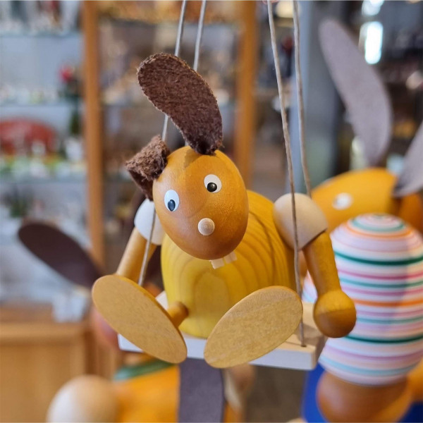 Drechslerei Martin - Hase auf Schaukel gelb