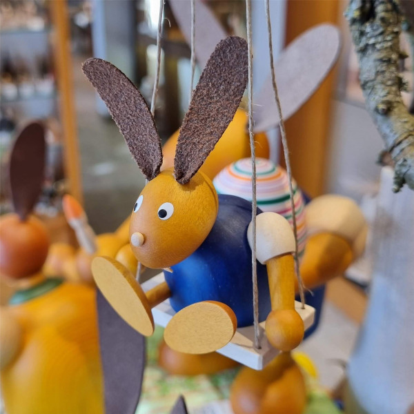 Drechslerei Martin - Hase auf Schaukel blau